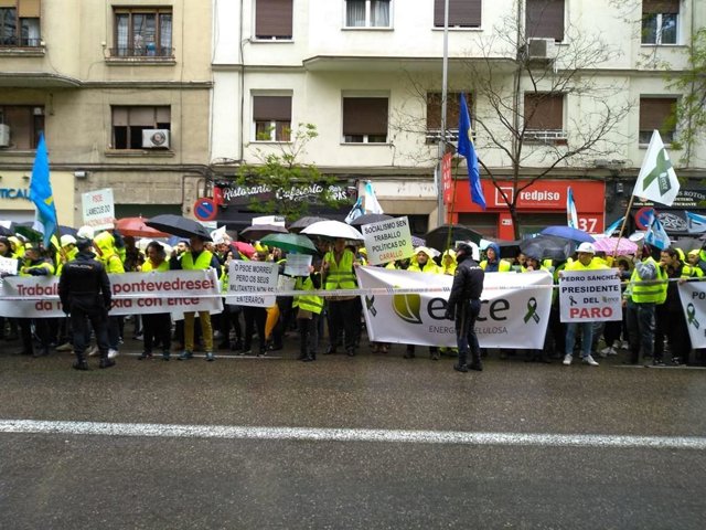 Trabajadores de Ence se manifiestan ante la sede del PSOE en rechazo a la posibilidad de cierre en Pontevedra