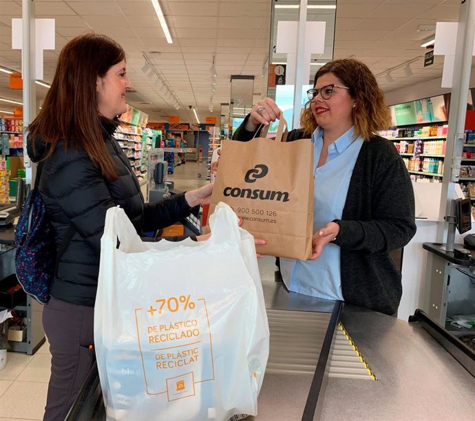CONSUM REDUCE UN 80% EL PLÁSTICO QUE PONE EN EL MERCADO CON SUS NUEVAS BOLSAS RECICLADAS FRENTE A LAS CONVENCIONALES