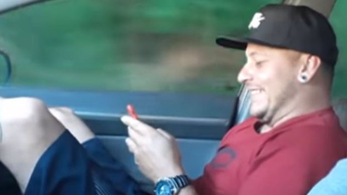 La cruel broma que le hace un brasileño a su amigo por no usar el cinturón de seguridad en el coche