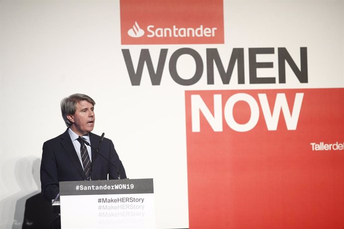 Pedro Sánchez vas agafar a la inauguració de 'Santander WomenNow Summit'