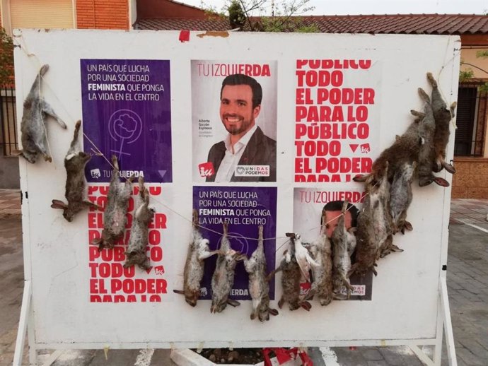 28A.- Garzón denuncia que la publicidad de IU ha amanecido 'decorada' con 16 conejos muertos en un pueblo de Toledo