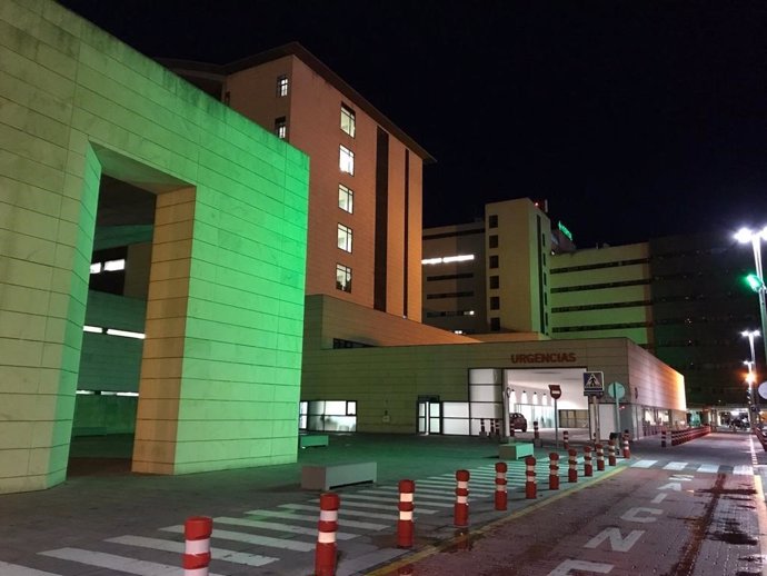 Granada.- El Hospital San Cecilio se ilumina para visibilizar la lucha contra la Fibrosis Quística