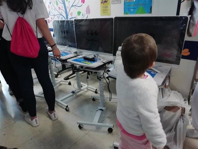 Granada.- Menores hospitalizados en Oncología Pediátrica del Virgen de las Nieves tienen ordenadores en cada habitación