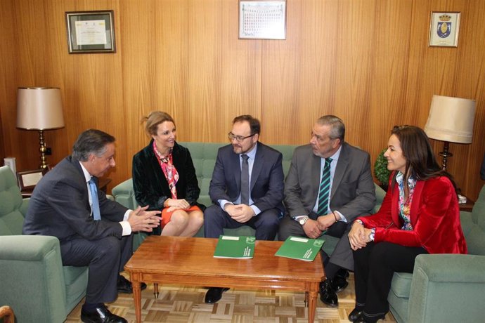 [Grupohuelva] 1 Nota Y Fotos Junta (Visita Secretaria De Justicia A Huelva)