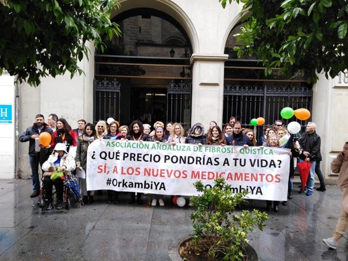 La Asociación Andaluza de Fibrosis Quística se concentra en el SAS para pedir apoyo a la financiación de nuevos fármacos