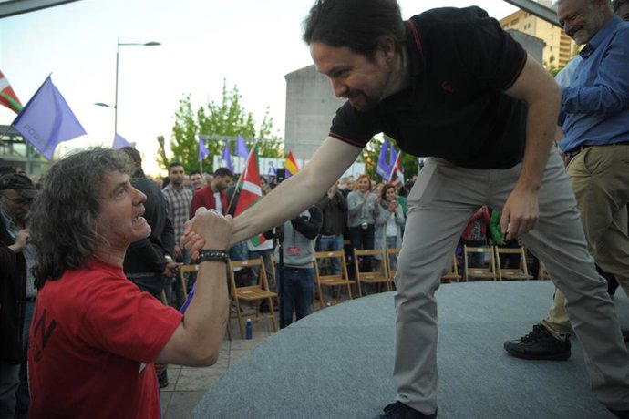 Pablo Iglesias, Lander Martínez y los candidatos vascos de Podemos Euskadi en un acto en Bilbao