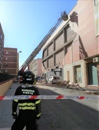 El desprendimiento de una fachada en Almería provoca daños materiales y deja una calle cortada