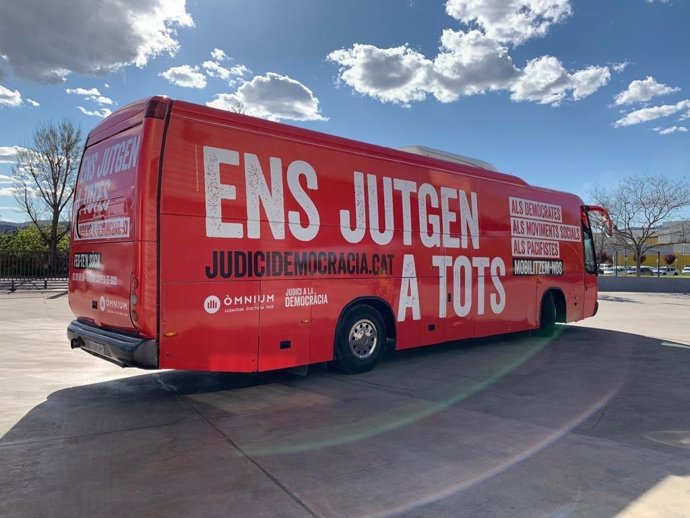 mnium posa en circulació a Barcelona un autobús contra el "judici a la democrcia"