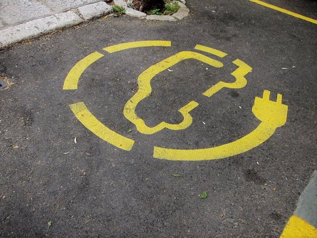 Estacionamiento con recarga para coche elÃ©ctrico