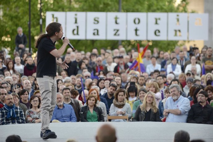 Pablo Iglesias, Lander Martínez i els candidats bascos de Podem Euskadi en un acte a Bilbao