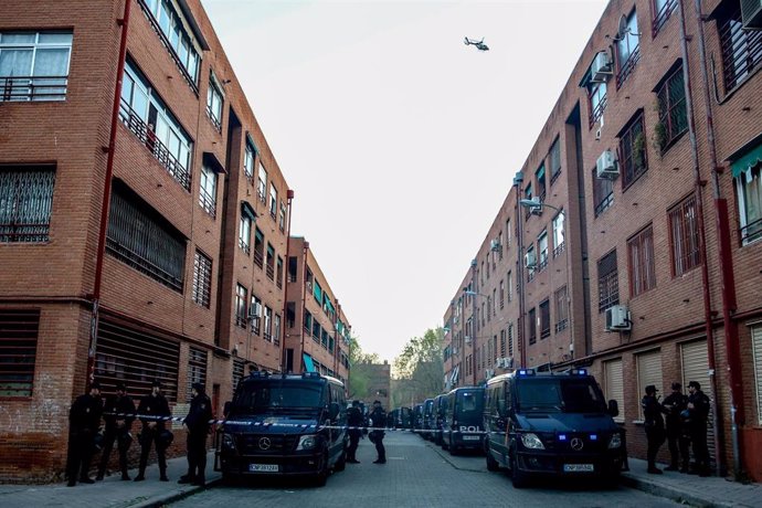 Concentración de vecinos en Vallecas (Madrid) tras el asesinato a puñaladas de un hombre