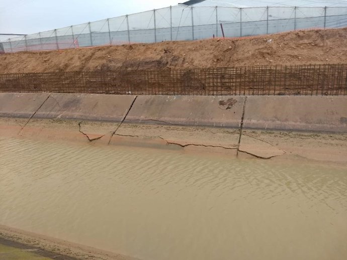 Agua.- La CHS trabaja en la reparación de seis paños del canal del postrasvase dañados por el temporal