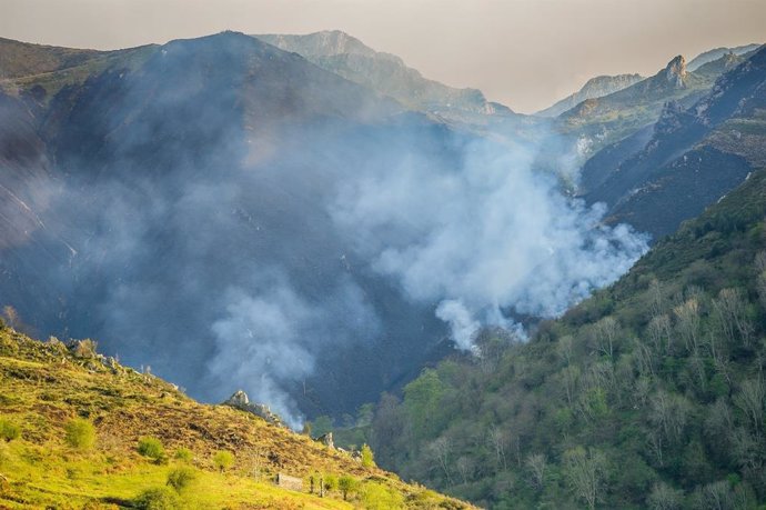 Sofocados cuatro incendios en Vega de Pas, Valdáliga y Soba