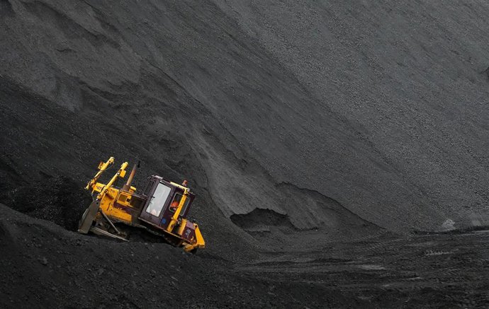 Un obrero trabaja en una mina de carbón en Vorkuta, Rusia