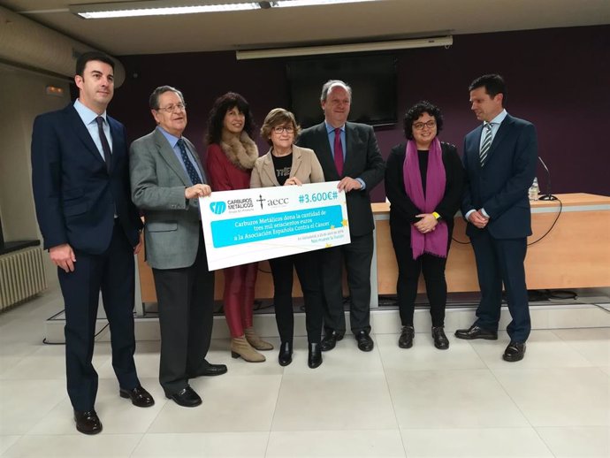 La empresa Carburos Metálicos dona 3.600 euros a la AECC para un proyecto del Clínico de Valladolid