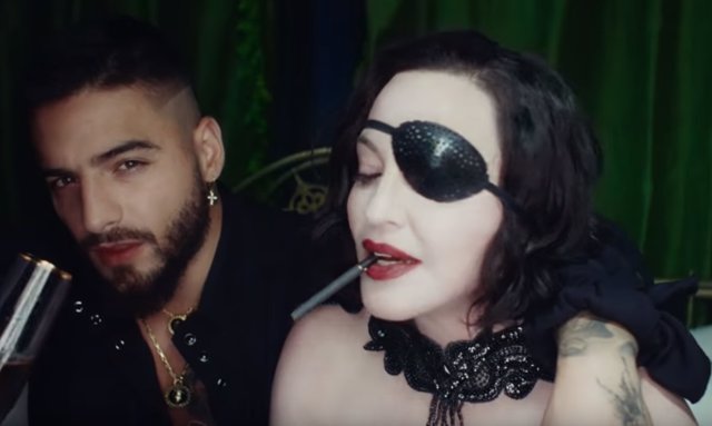 Madonna (vestida por Palomo Spain) lame los pies de Maluma en el sensual videoclip de Medellín