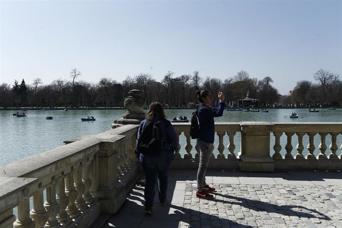 Parque de El Retiro, tiempo libre, turísmo, tomar el sol, paseo, pasear
