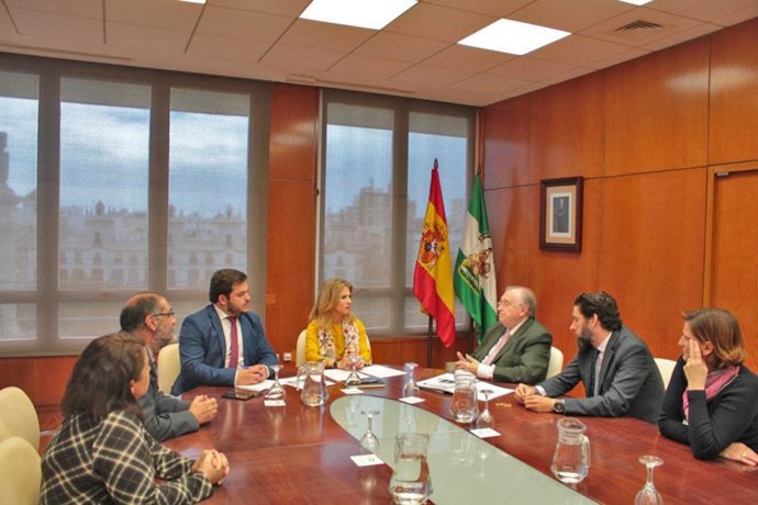 Np Y Foto Reunión Ana Mestre Y Miguel Rodríguez Reunión Colegio Graduados Social
