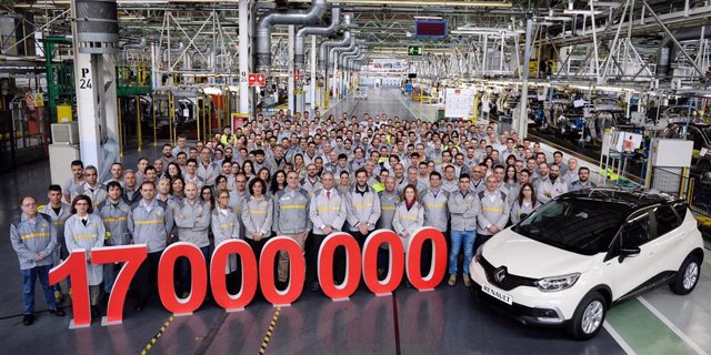 Sale de la factoría de Montaje de valladolid el coche 17 millones producido por Renautl España