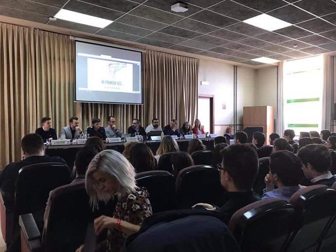 28A.- Ocho Partidos Políticos Participan En Una Mesa Redonda En El Campus Del Milán