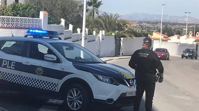 Alicante.- Sucesos.- Localizan en Elche a un menor de 13 años conduciendo un coche con sus padres dentro