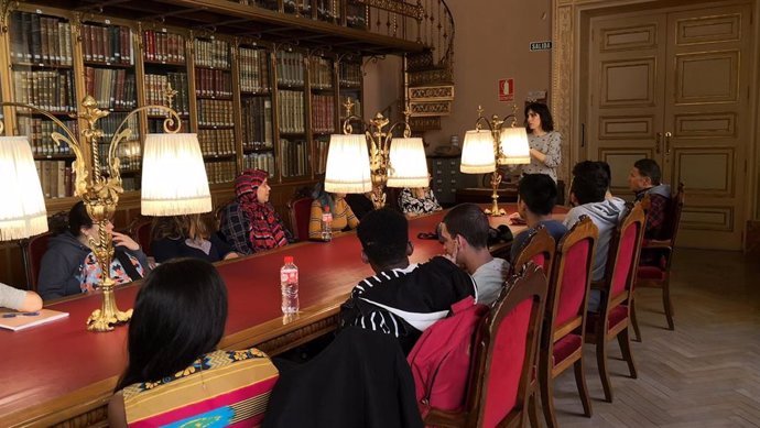 Zaragoza.- Más de mil personas disfrutan este año de las visitas a la biblioteca del Palacio de Sástago de la DPZ