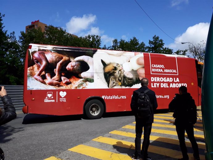 28A.- Derecho A Vivir Lanza Un Nuevo Autobús Contra Contrasta El "Drama Del Aborto" Con La Protección A Los Animales