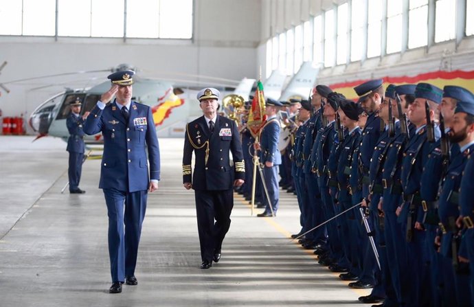 El Rey visita el Ala 78 de la Base Aérea de Armilla, donde se formó como piloto de helicópteros