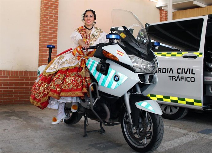 La Reina de la Huerta y sus damas de honor visitan las instalaciones de la Guardia Civil de Murcia