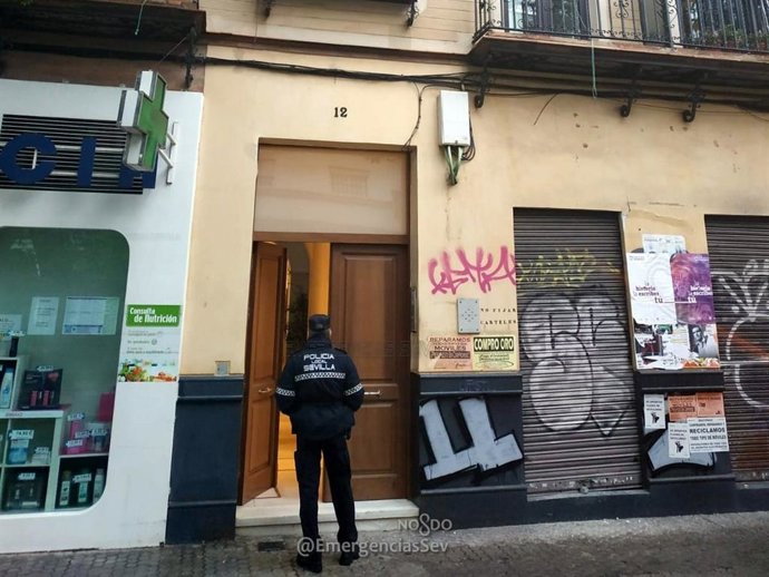 Sevilla.- Sucesos.- Unos veinte desalojados en Avenida de la Cruz Roja tras daños estructurales por obras no autorizadas