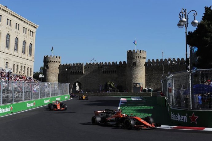Alonso y Vandoorne en el GP Azerbaiyán 2017
