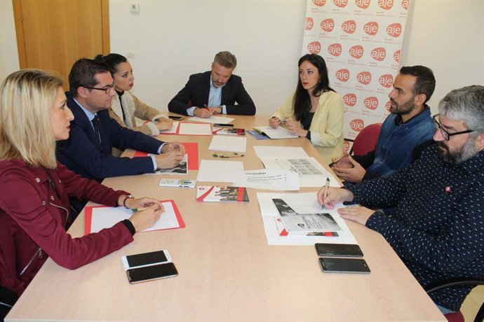 Sevilla.- 28A.- Unidas Podemos y AJE tratan medidas para respaldar a los autónomos y Pymes