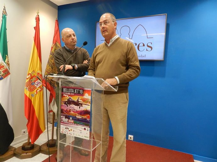 El XXVI Bellota Jet reúne en Cáceres a 145 aeromodelos y a 85 pilotos en el campo de vuelo 'La Cervera'