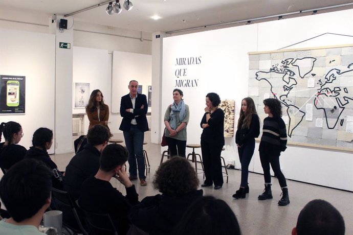 Entreculturas y la UCM impulsan una exposición con 84 obras de alumnos sobre la situación de migrantes y refugiados
