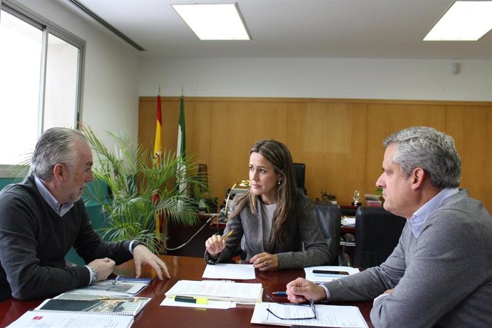 Huelva.- Los regantes de Palos presentan el proyecto de una planta fotovoltaica a la delegada del Gobierno