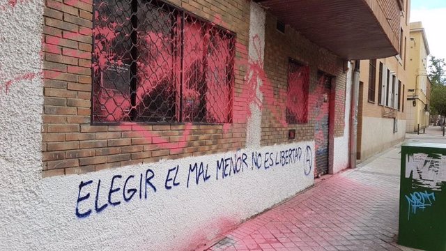 Las sedes de IU y PSOE en Tetuán amanecen vandalizadas con pintura roja