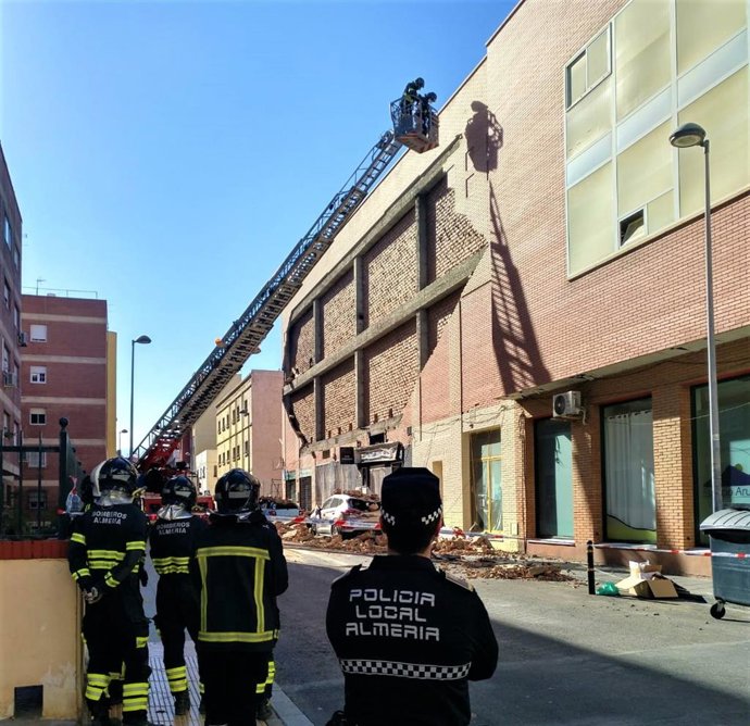 Almería.-El Ayuntamiento insta medidas para asegurar el edificio del que se desprendió una fachada en la capital