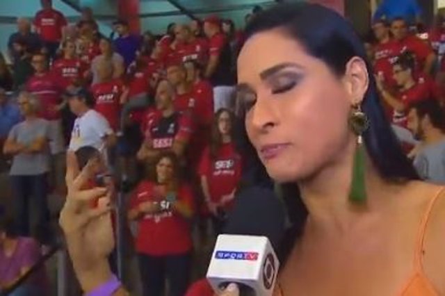 La deportista brasileña Jaqueline Carvalho se desmaya en plena entrevista