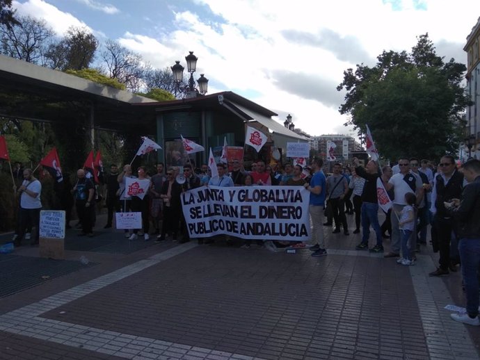Sevilla.-La plantilla del metro protesta en la Puerta de Jerez y avisa que la empresa tiene hasta "20 trenes preparados"