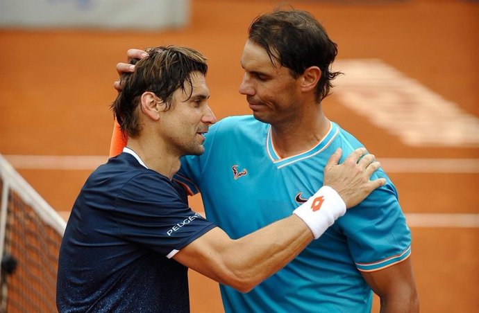 Los tenistas españoles Rafa Nadal y David Ferrer se saludan después de un partido.