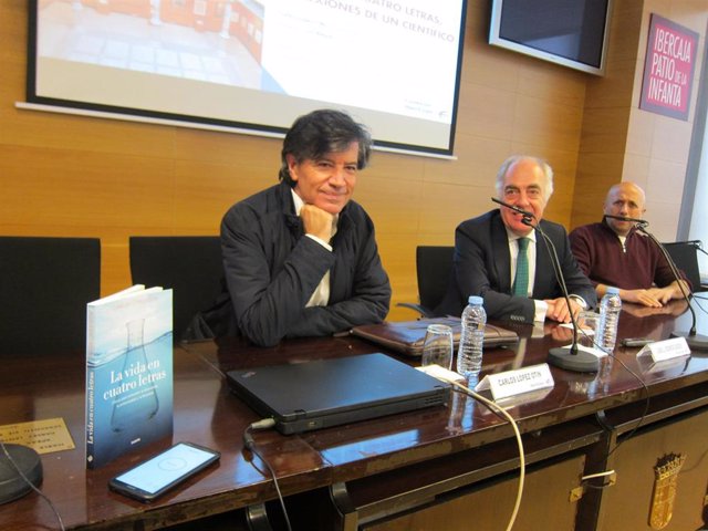 El científico López-Otín expresa su voluntad de reconstruir el laboratorio en Asturias, pero sin prisas