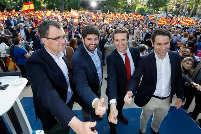 El presidente del PP, Pablo Casado, clausura un mitin de partido en Murcia junto a Teodoro García Egea, Fernando López Miras y José Ballesta