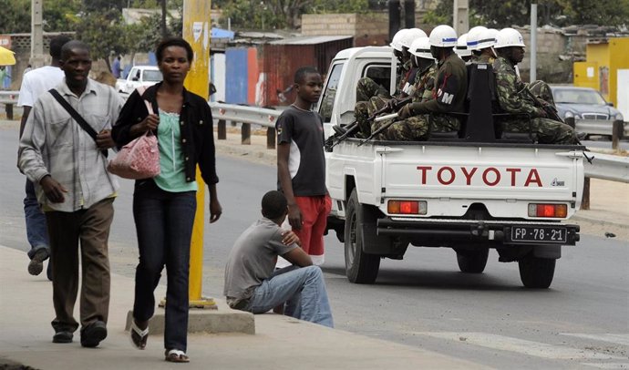 La policía mozambiqueña patrulla por las calles