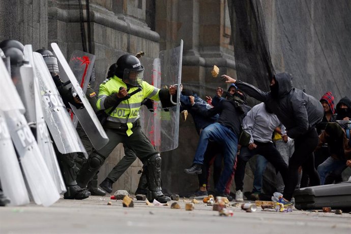 Colombia.- Enfrentamientos entre la Policía y manifestantes en Bogotá en medio del paro nacional contra el Gobierno