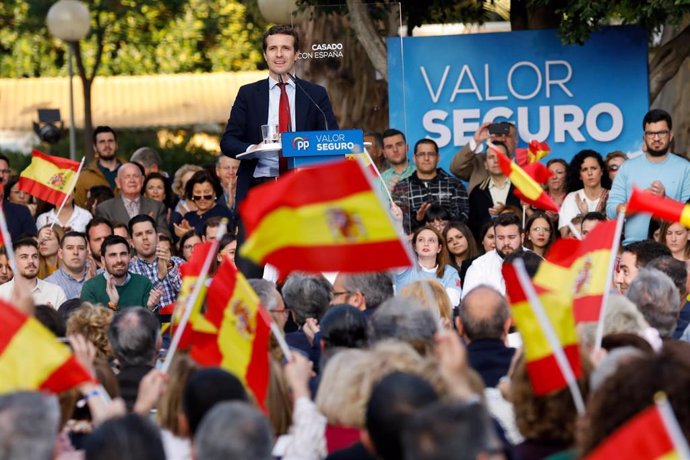 El presidente del PP, Pablo Casado, clausura un mitin de partido en Murcia junto a Teodoro García Egea, Fernando López Miras y José Ballesta