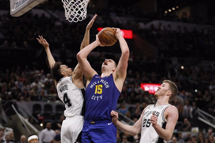 Baloncesto/NBA.- Los Spurs arrollan a los Nuggets y fuerzan el séptimo partido