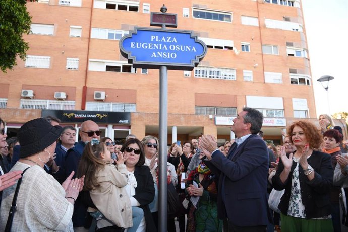 Sevilla.- Ayuntamiento reconoce con una plaza a Eugenia 'Yeni' Osuna Ansio, presidenta de Vecinos Andalucía Residencial