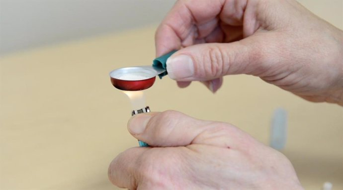 Investigadores demuestran que el VIH puede transmitirse si se comparten los utensilios para preparar drogas inyectables