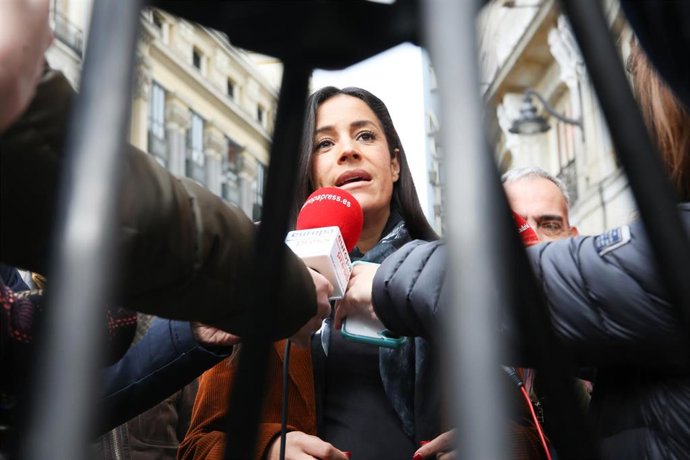 Villacís sobre la obligatoriedad de llevar las etiquetas de la DGT: "El Ayuntamiento hace la guerra por su cuenta"