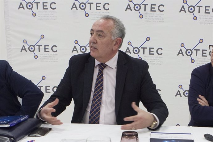 Economía.- Aotec afirma que las nuevas ayudas a la banda ancha reabren la brecha digital en pequeñas localidades